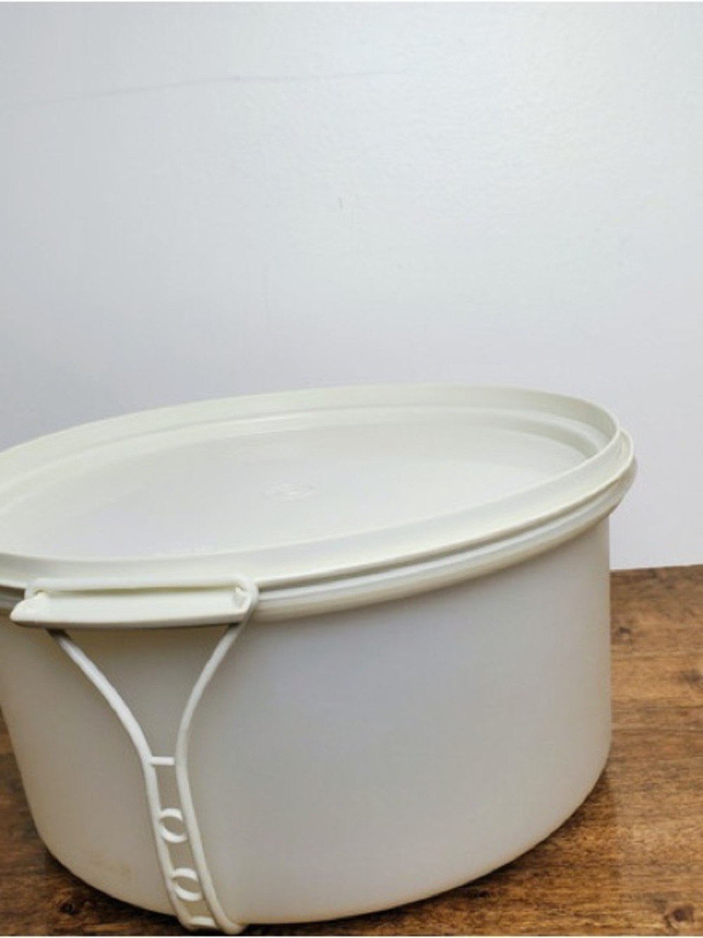 Vintage Tupperware Round Cake Storage Container with Clip Lid